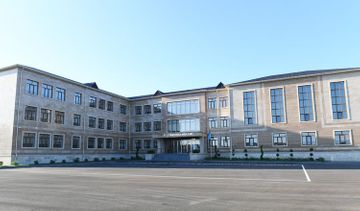 Президент Ильхам Алиев и первая леди Мехрибан Алиева приняли участие в открытии здания новой школы в Баку