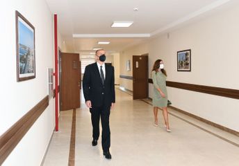 Президент Ильхам Алиев и первая леди Мехрибан Алиева приняли участие в открытии здания новой школы в Баку