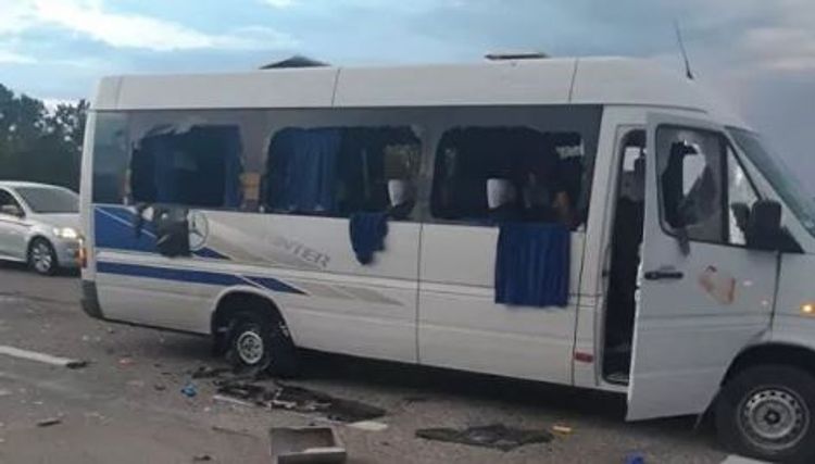 Ukraynada müxalifət partiyası üzvlərinin olduğu avtobus atəşə tutulub