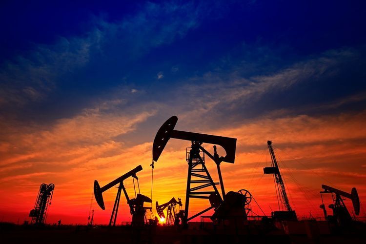 На мировых рынках нефть подешевела