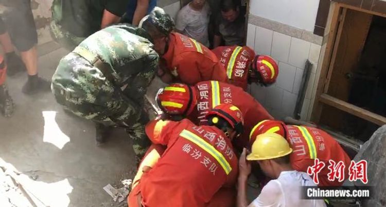 Число жертв обрушения отеля на севере Китая возросло до 13