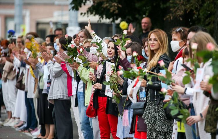 В центре Минска несколько тысяч женщин вышли на акцию протеста
