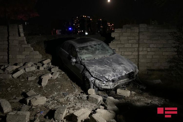 В Баку Mercedes вылетел в кювет и снес каменный забор - ФОТО