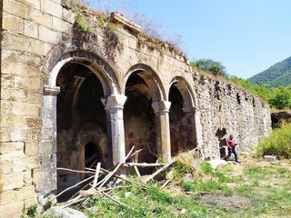 Qənirə Paşayeva Gədəbəydə ağır vəziyyətdə olan abidələrlə bağlı Baş Nazirə müraciət edib - FOTO