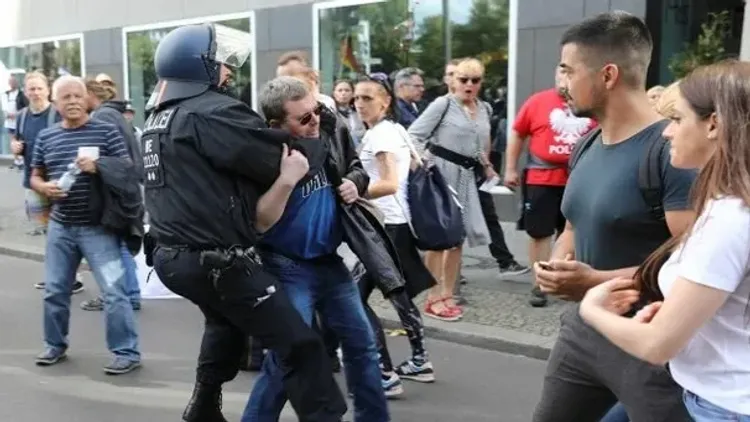 В Берлине задержали более ста протестующих
