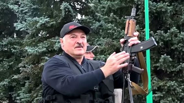 Lukaşenko əlində avtomat iqamətgahının qarşısına çıxıb - FOTO