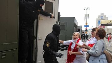 Minskdə keçirilən aksiyalarda güc strukturları ilə etirazçılar arasında toqquşma olub