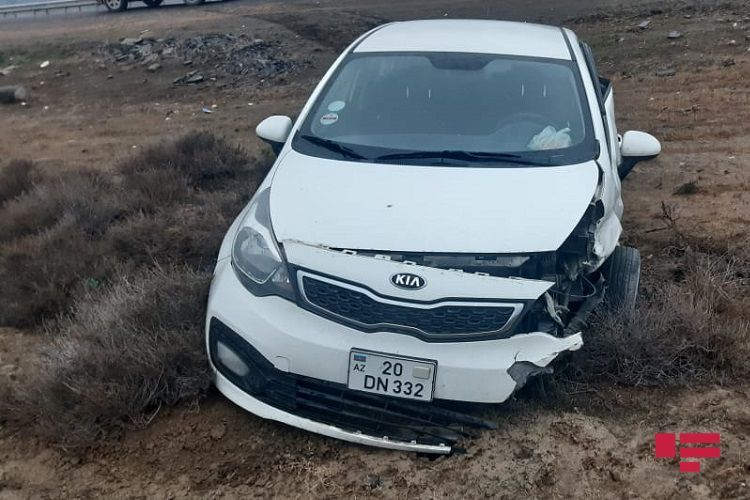 В Гаджигабуле автомобиль врезался в ограждение, есть погибший - ФОТО