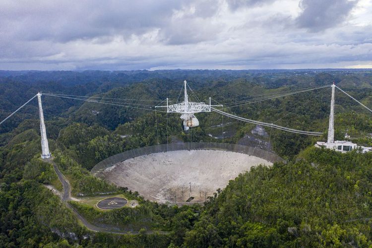 Massive Puerto Rico telescope collapses