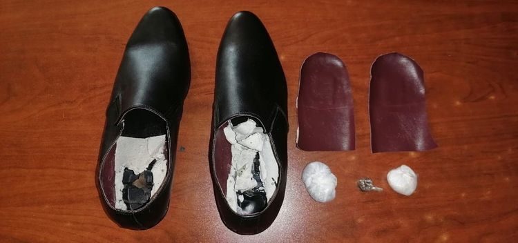 В Баку предотвращена попытка проноса в тюрьму наркотиков в обуви - ФОТО
