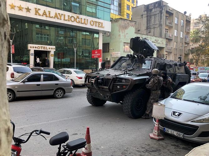 Türkiyədə hoteldə bir polisi öldürüb, digərini yaralayan şəxs tutulub - YENİLƏNİB