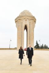 Azərbaycan Prezidenti İlham Əliyev Şəhidlər xiyabanını ziyarət edib