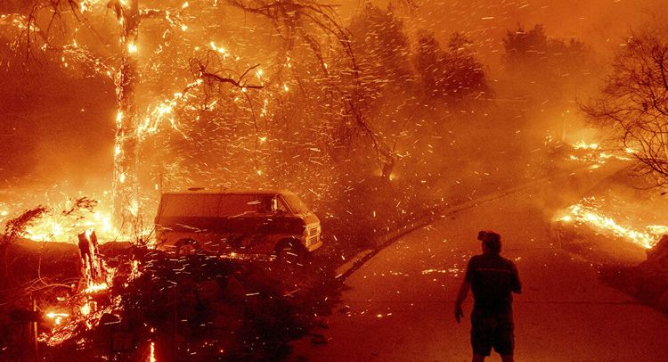 Los Angeles Area Wildfire Forces 25,000 to Evacuate as Homes Burn