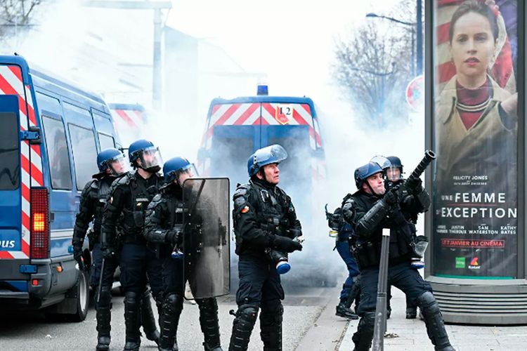 Parisdə polis aksiya iştirakçılarına qarşı gözyaşardıcı qazdan istifadə edib