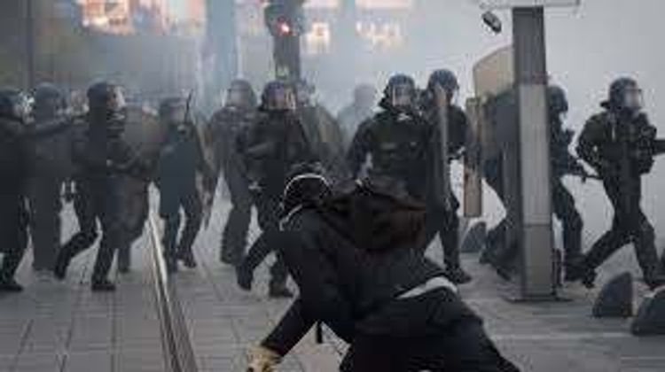 В Париже возобновились столкновения между погромщиками и полицией - ВИДЕО