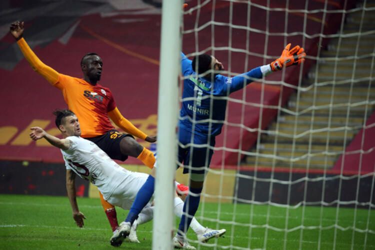 Lider ilk məğlubiyyətini alıb, “Qalatasaray” zirvəyə şərik olub
