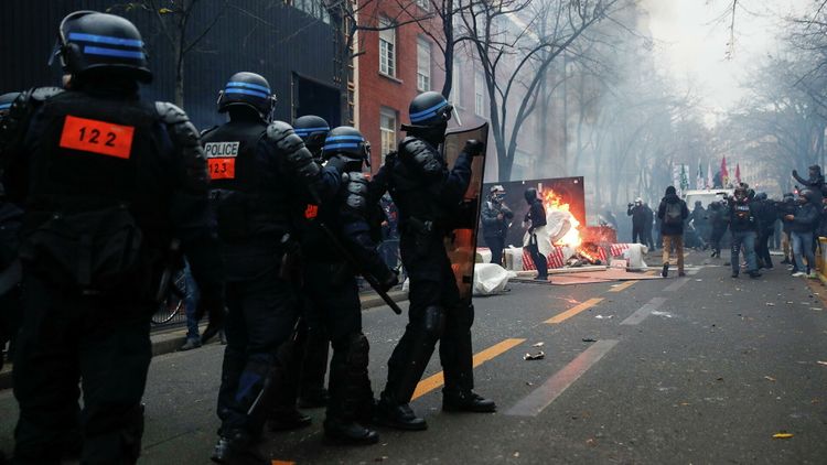 МВД Франции сообщило о 64 задержанных на акции протеста в Париже