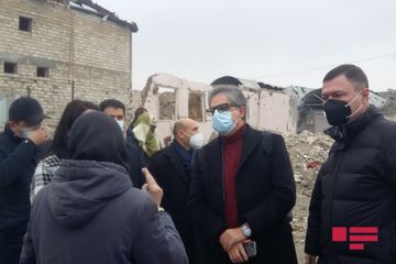 İtaliyalı deputatlar Gəncədə Ermənistanın raket atdığı əraziyə baş çəkib