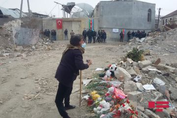 İtaliyalı deputatlar Gəncədə Ermənistanın raket atdığı əraziyə baş çəkib