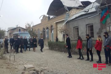 İtaliyalı deputatlar Gəncədə Ermənistanın raket atdığı əraziyə baş çəkib