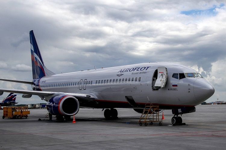 Moskvadan Nyu-Yorka uçan sərnişin təyyarəsi hava limanında saxlanılıb