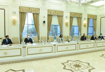 Milli Məclisin sədri İtaliya parlamentinin Deputatlar Palatasının sədr müavini ilə görüşüb