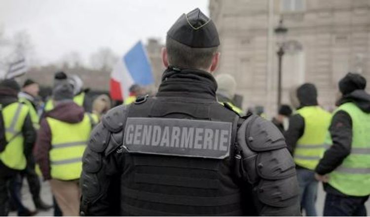Fransada silahlı kişi hücum edərək polis əməkdaşlarını yaralayıb