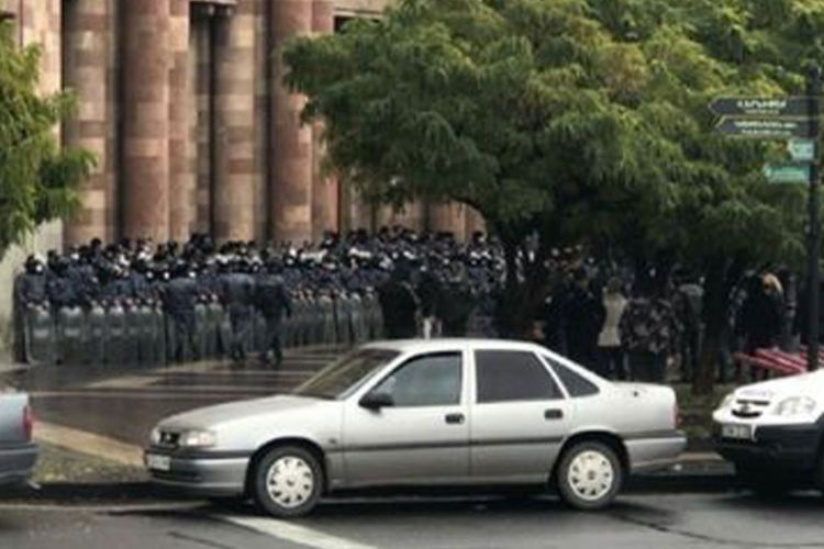 Оппозиционные активисты пытаются войти в здание кабмина Армении - ОБНОВЛЕНО