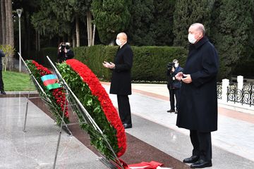 Azərbaycan və Türkiyə prezidentləri ümummilli lider Heydər Əliyevin məzarını ziyarət ediblər