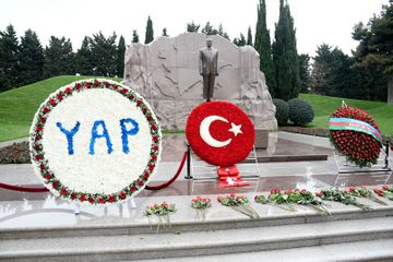 YAP nümayəndələri Fəxri xiyabanda Ümummilli Lider Heydər Əliyevin məzarını ziyarət ediblər