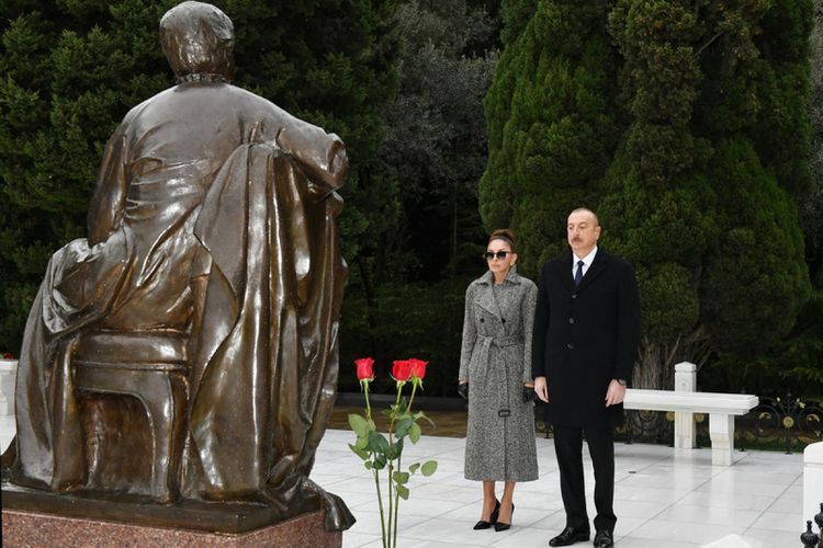 Президент Ильхам Алиев посетил могилу общенационального лидера Гейдара Алиева - ОБНОВЛЕНО