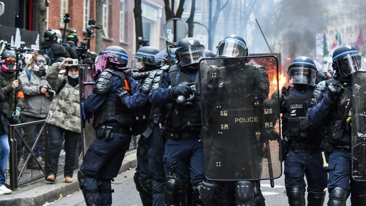 На протестной акции в Париже задержали более ста человек