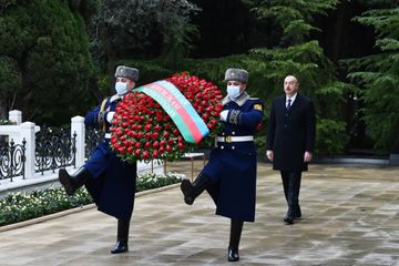 Prezident İlham Əliyev ümummilli lider Heydər Əliyevin məzarını ziyarət edib - YENİLƏNİB