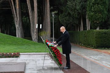 Prezident İlham Əliyev ümummilli lider Heydər Əliyevin məzarını ziyarət edib - YENİLƏNİB