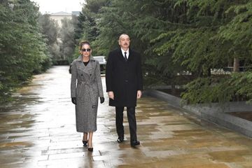 Prezident İlham Əliyev ümummilli lider Heydər Əliyevin məzarını ziyarət edib - YENİLƏNİB