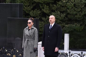 Prezident İlham Əliyev ümummilli lider Heydər Əliyevin məzarını ziyarət edib - YENİLƏNİB