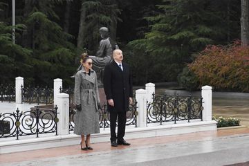 Prezident İlham Əliyev ümummilli lider Heydər Əliyevin məzarını ziyarət edib - YENİLƏNİB