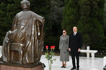 Prezident İlham Əliyev ümummilli lider Heydər Əliyevin məzarını ziyarət edib - YENİLƏNİB