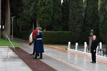 Prezident İlham Əliyev ümummilli lider Heydər Əliyevin məzarını ziyarət edib - YENİLƏNİB