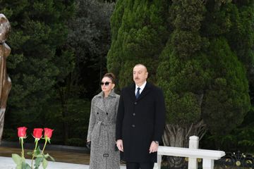 Prezident İlham Əliyev ümummilli lider Heydər Əliyevin məzarını ziyarət edib - YENİLƏNİB