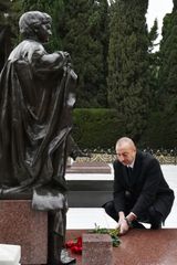 Prezident İlham Əliyev ümummilli lider Heydər Əliyevin məzarını ziyarət edib - YENİLƏNİB