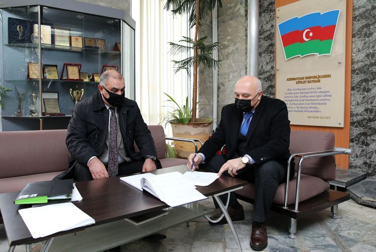 В Азербайджане пяти партиям предоставлены офисы