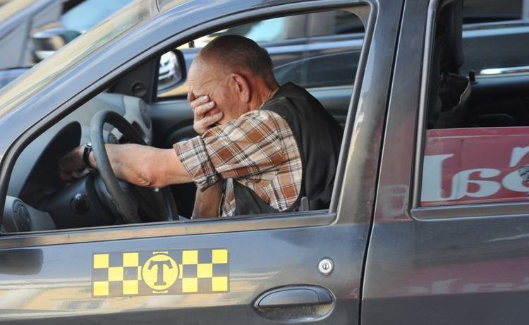 В Азербайджане резко сократилось количество пассажиров автобусов и такси