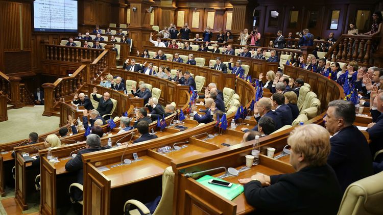 Парламент Молдовы вернул русскому статус языка межнационального общения