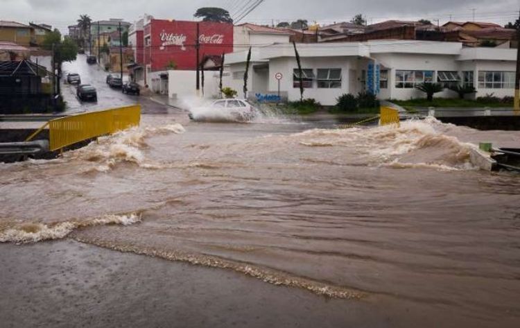 Не менее семи человек погибли из-за сильных дождей на юге Бразилии - СМИ