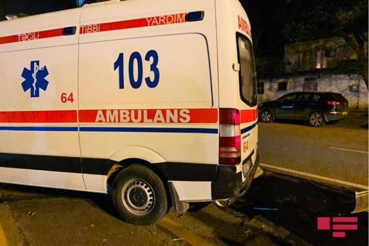 В Шамкире грузовик столкнулся с автомобилем скорой помощи, пострадали 2 человека