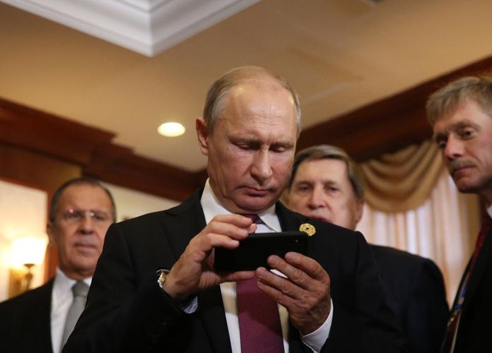Peskov: "Vladimir Putin hələ də smartfondan istifadə etmir"