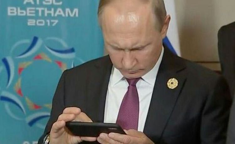 Песков сообщил, что Путин по-прежнему не пользуется смартфоном