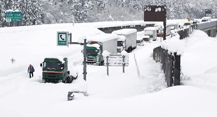 Over 1,000 in Japan spend night stuck in 15-Km traffic jam during heavy snowstorm
