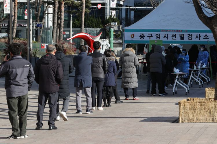 Seoul city bans gatherings of five people or more